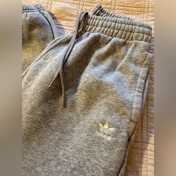 Women’s Adidas sweats, medium - Picture 3 of 8